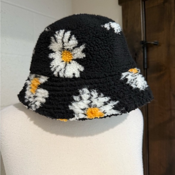 Forever 21 Daisy Sherpa Floral Black Bucket Hat - Picture 3 of 6
